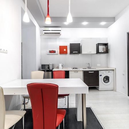 Black And Red Squares Apartment Lviv Dış mekan fotoğraf