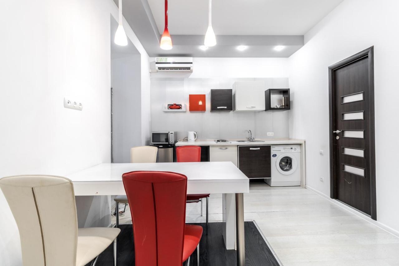 Black And Red Squares Apartment Lviv Dış mekan fotoğraf