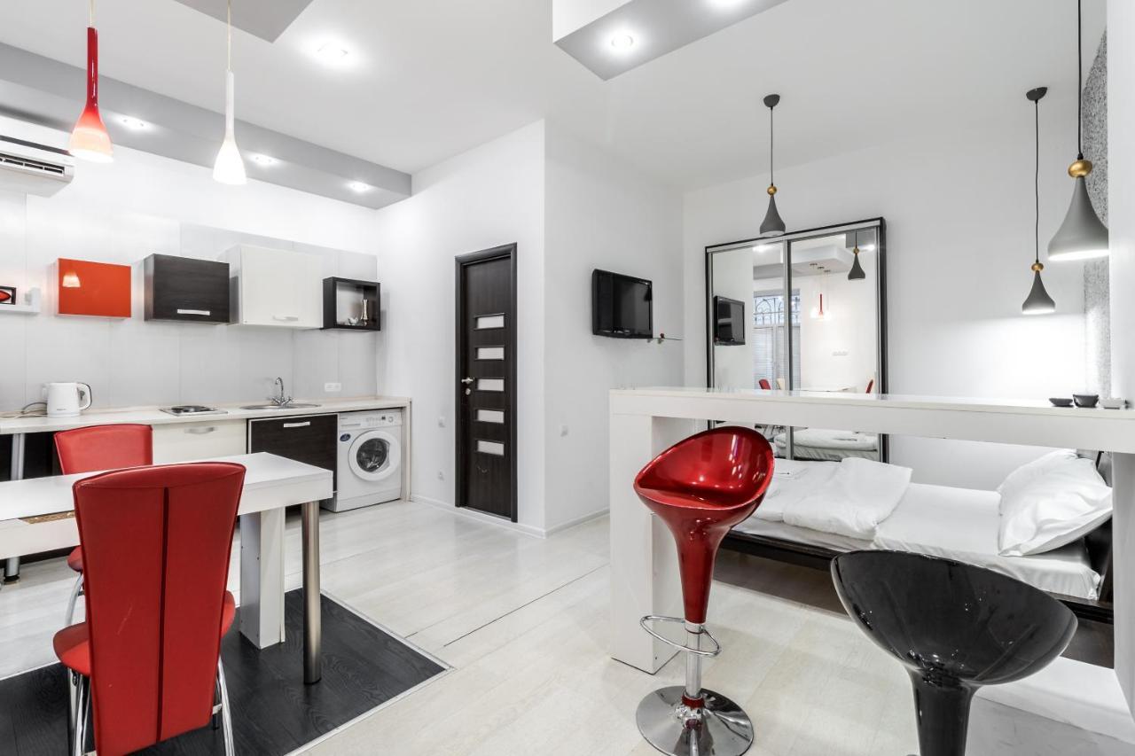 Black And Red Squares Apartment Lviv Dış mekan fotoğraf