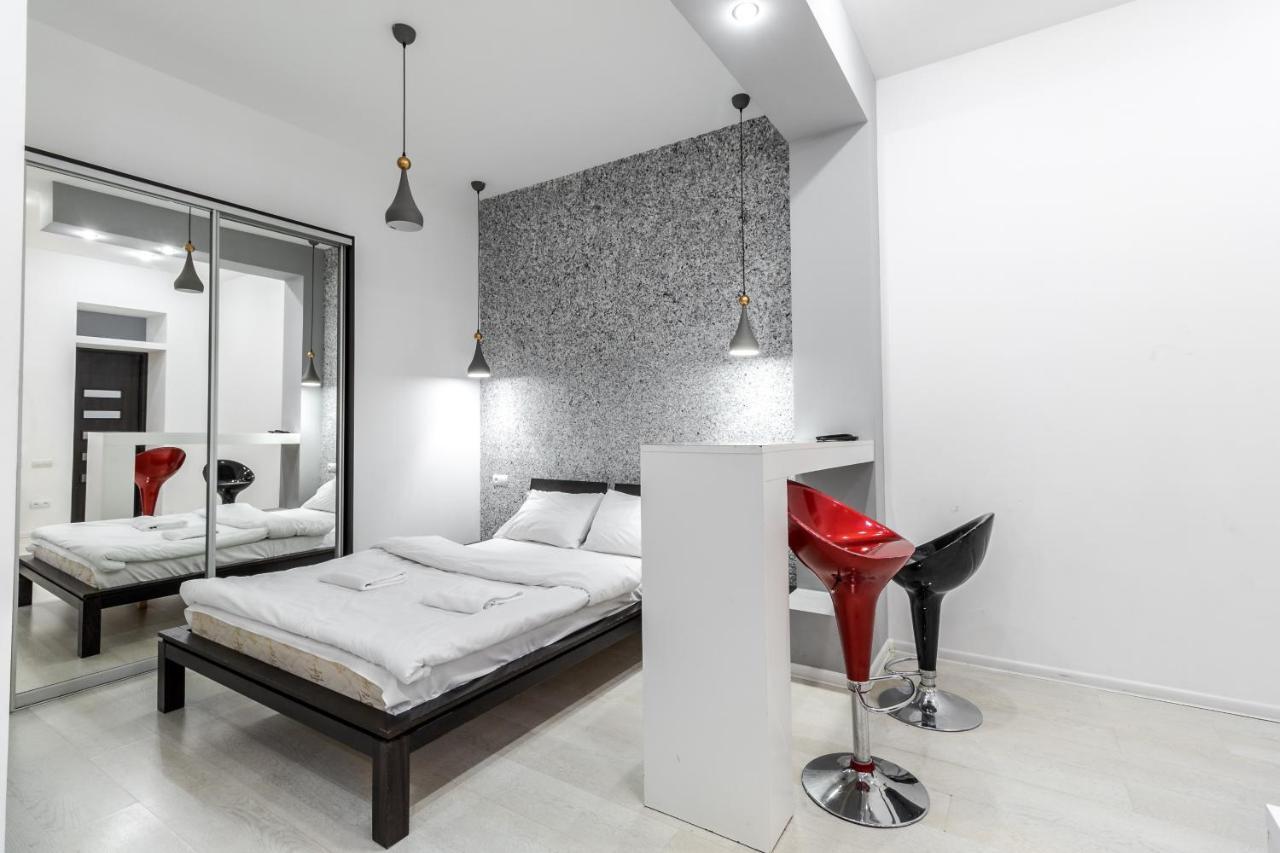 Black And Red Squares Apartment Lviv Dış mekan fotoğraf