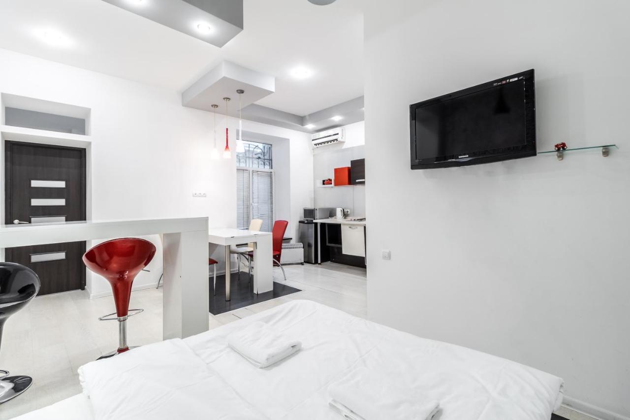 Black And Red Squares Apartment Lviv Dış mekan fotoğraf